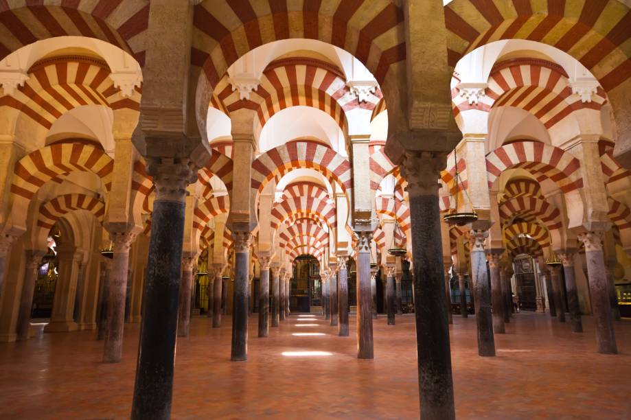 A Grande Mesquita de Córdoba é produto do califado que dominou o sul da Espanha entre 756 e 912. O amplo salão de orações, reformado pelo califa al-Hakan II, passou a contar com uma elegante solução de colunas intermináveis, encimadas por duas séries de arcos, oferecendo um sensação de movimento acentuado pelo jogo de luz e sombras