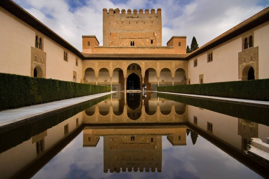 <strong>Alhambra, Granda, Espanha</strong>        Maior joia da arquitetura islâmica na Espanha, o Alhambra foi construído com elementos simples e banais, mas com extremo apuro artístico. O elemento água é onipresente em boa parte de seus espaços, como aqui, no Patio de los Arrayanes