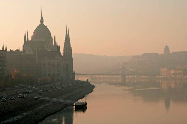 O rio Danúbio banha quatro capitais europeias: Belgrado (Sérvia), Bratislava (Eslováquia), Viena (Áustria) e Budapeste, na Hungria, onde é conhecido como Duna. Aqui, junto às suas margens encontra-se o edifício neo-gótico do parlamento húngaro, um dos principais cartões-postais da cidade O rio Danúbio banha quatro capitais europeias: Belgrado (Sérvia), Bratislava (Eslováquia), Viena (Áustria) e Budapeste, na Hungria, onde é conhecido como Duna. Aqui, junto às suas margens encontra-se o edifício neo-gótico do parlamento húngaro, um dos principais cartões-postais da cidade