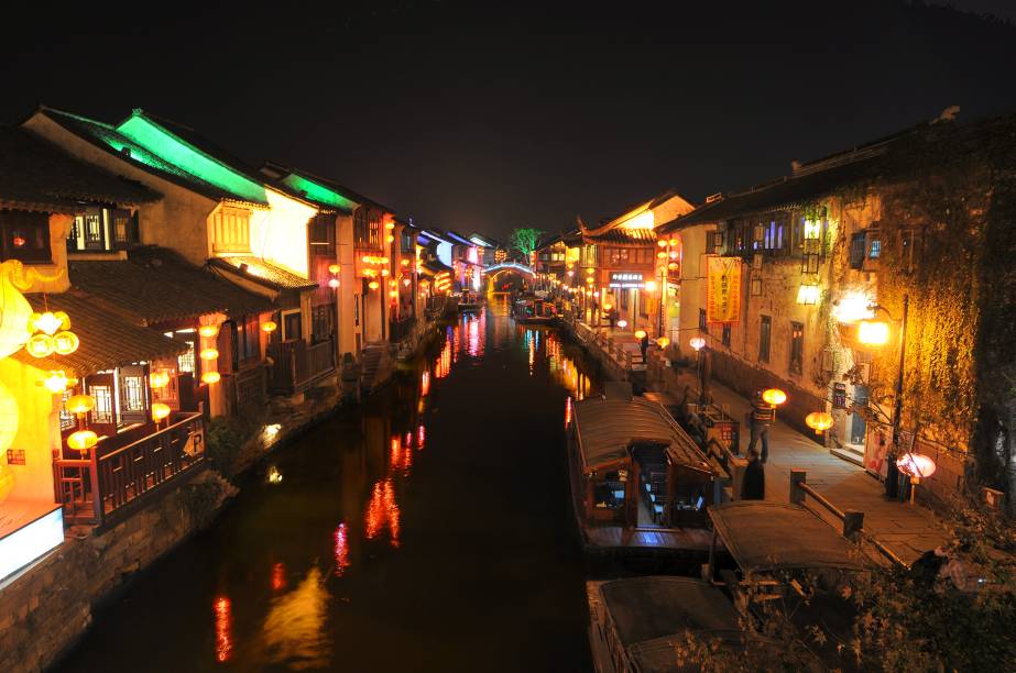 <strong>Suzhou – <a href="https://viajeaqui.abril.com.br/paises/china" target="_blank" rel="noopener">China </a></strong> O vilarejo charmoso fica cerca de 100 km de distância de Xangai. Quem procura o destino busca reviver o passado da cultura chinesa pela atmosfera local. As grandes atrações da vila são jardins incrivelmente tranquilos e graciosos e um passeio pitoresco pelo principal canal da cidade. O passeio pode ficar ainda mais atrativo á noite, quando as luzes se acendem. <a href="https://www.booking.com/city/cn/suzhou.pt-br.html?aid=332455&label=viagemabril-venezasdomundo" target="_blank" rel="noopener"><em>Busque hospedagens em Suzhou no booking.com</em></a>