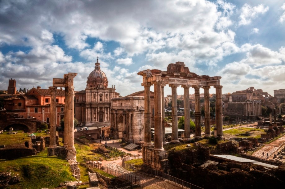 Vista geral do do fórum romano, com o templo de Júpiter em primeiro plano