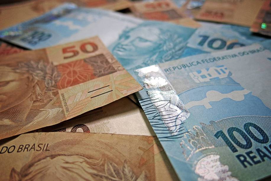 O que é melhor: ficar 30 dias em casa ou perder 10 dias de ócio pra viajar um pouco? Como no mês das férias já há um adicional de 1/3 nos vencimentos, você aproveita para dobrar esse bônus, que, em um salário líquido de R$ 5 000, é de <strong>R$ 1 666</strong> O que é melhor: ficar 30 dias em casa ou perder 10 dias de ócio pra viajar um pouco? Como no mês das férias já há um adicional de 1/3 nos vencimentos, você aproveita para dobrar esse bônus, que, em um salário líquido de R$ 5 000, é de <strong>R$ 1 666</strong>