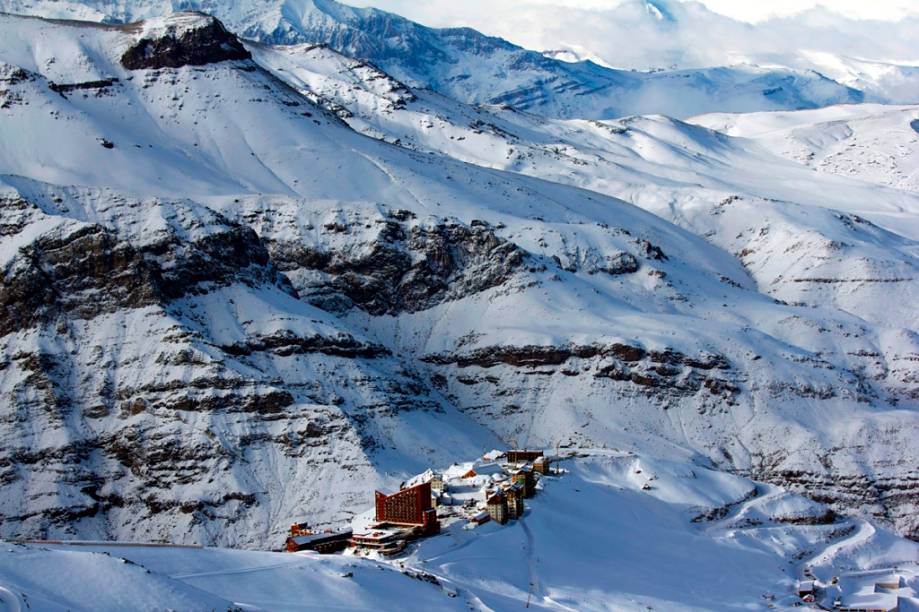 <strong>Valle Nevado, Chile (cont.)</strong><br />  Panorama geral do complexo de <a href="https://viajeaqui.abril.com.br/cidades/chile-valle-nevado" rel="Valle Nevado" target="_blank">Valle Nevado</a>, no Chile. O complexo conta com três hotéis, restaurantes, bares, snow park e está localizado próximo à capital Santiago