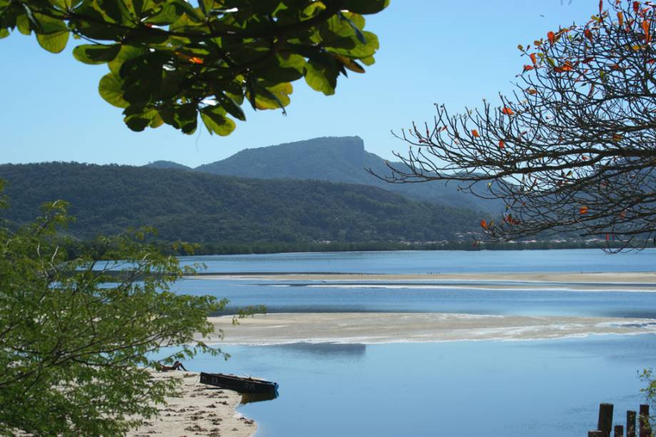 A Pedra do Cantagalo - principal marco de relevo de Niterói - hoje tem uma moldura mais verde.