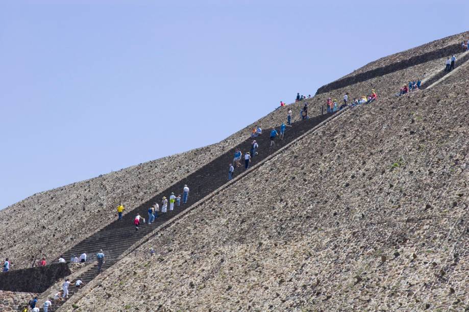 A subida nas escadarias íngremes até o topo da Pirâmide do Sol é recompensada por uma vista panorâmica da região; os astecas encontraram a cidade já em ruínas e fizeram dela cenário de alguns de seus mitos fundamentais – o local já era destino turístico e místico antes da chegada dos espanhóis ao continente