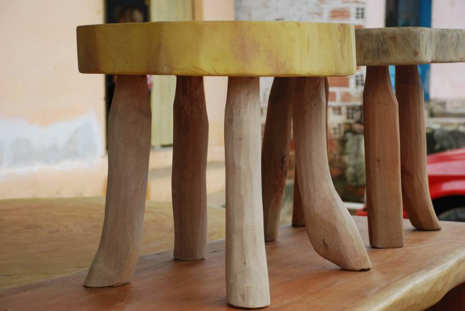 Os móveis de jaqueira enfeitam toda a cidade. O campeão de vendas é o banquinho (R$ 50), que é o mais fácil de transportar pelos turistas Os móveis de jaqueira enfeitam toda a cidade. O campeão de vendas é o banquinho (R$ 50), que é o mais fácil de transportar pelos turistas