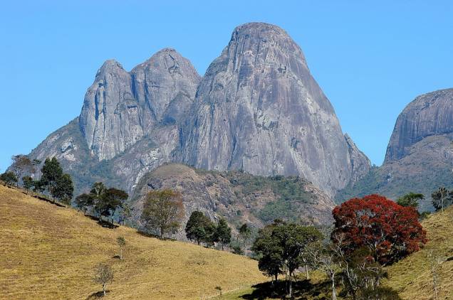 <strong>21. Parque Estadual dos Três Picos </strong>É preciso esforço para chegar aos três picos que batizam o maior parque estadual do Rio de Janeiro, em Nova Friburgo. O primeiro deles, o Pico Menor (2260 metros), tem acesso por 4 horas de caminhada. Os outros dois – a Montanha do Capacete (2000 metros) e o Pico Maior (2316 metros) – são vencidos apenas em escalada. Trilhas mais leves levam à Caixa do Fósforo (uma pedra de 30 metros equilibrada sobre um monte) e à Cabeça do Dragão, montanha de 2080 metros com bela vista para os outros atrativos do parque. Acesso pelo km 46,5 da RJ-130 para Conquista, 21/2649-6847. <strong>21. Parque Estadual dos Três Picos </strong>É preciso esforço para chegar aos três picos que batizam o maior parque estadual do Rio de Janeiro, em Nova Friburgo. O primeiro deles, o Pico Menor (2260 metros), tem acesso por 4 horas de caminhada. Os outros dois – a Montanha do Capacete (2000 metros) e o Pico Maior (2316 metros) – são vencidos apenas em escalada. Trilhas mais leves levam à Caixa do Fósforo (uma pedra de 30 metros equilibrada sobre um monte) e à Cabeça do Dragão, montanha de 2080 metros com bela vista para os outros atrativos do parque. Acesso pelo km 46,5 da RJ-130 para Conquista, 21/2649-6847.