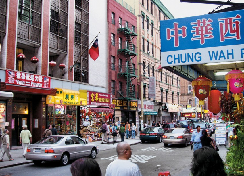 <a href="https://viajeaqui.abril.com.br/estabelecimentos/estados-unidos-nova-york-atracao-chinatown" rel="Chinatown" target="_blank">Chinatown</a>, bairro com a maior concentração de imigrantes asiáticos em <a href="https://viajeaqui.abril.com.br/cidades/estados-unidos-nova-york" rel="Nova York" target="_blank">Nova York</a>