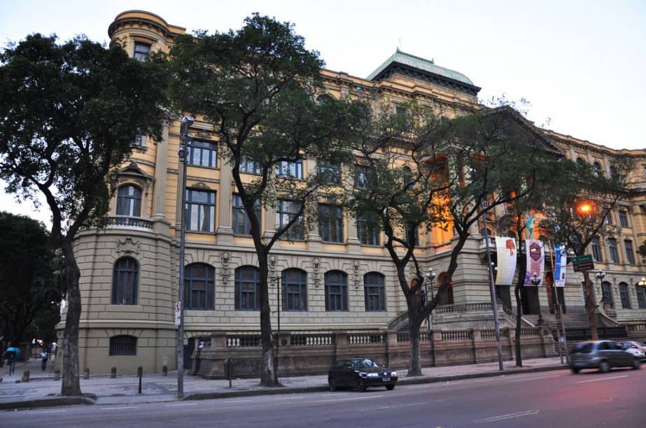 Com mais de 10 mil obras, a Biblioteca Nacional do Rio de Janeiro é a maior da América Latina