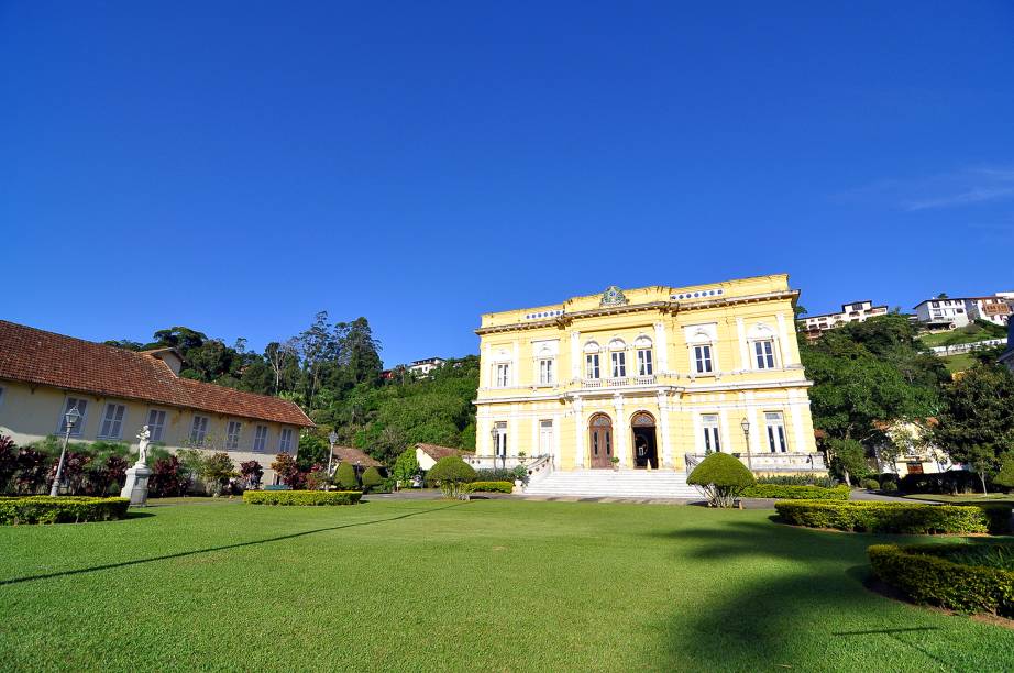 <a href="https://viajeaqui.abril.com.br/cidades/br-rj-petropolis" rel="9. Petrópolis (RJ)" target="_self"><strong>9. Petrópolis (RJ)</strong></a>    O clima ameno, as casas charmosas e a atmosfera colonial da cidade, sentida em atrações históricas como o <strong><a href="https://viajeaqui.abril.com.br/estabelecimentos/br-rj-petropolis-atracao-palacio-rio-negro" rel="Palácio Rio Negro" target="_self">Palácio Rio Negro</a></strong>, são o ponto forte da cidadezinha localizada a 72 quilômetros do <a href="https://viajeaqui.abril.com.br/cidades/br-rj-rio-de-janeiro" rel="Rio de Janeiro (RJ)" target="_blank">Rio de Janeiro (RJ)</a>