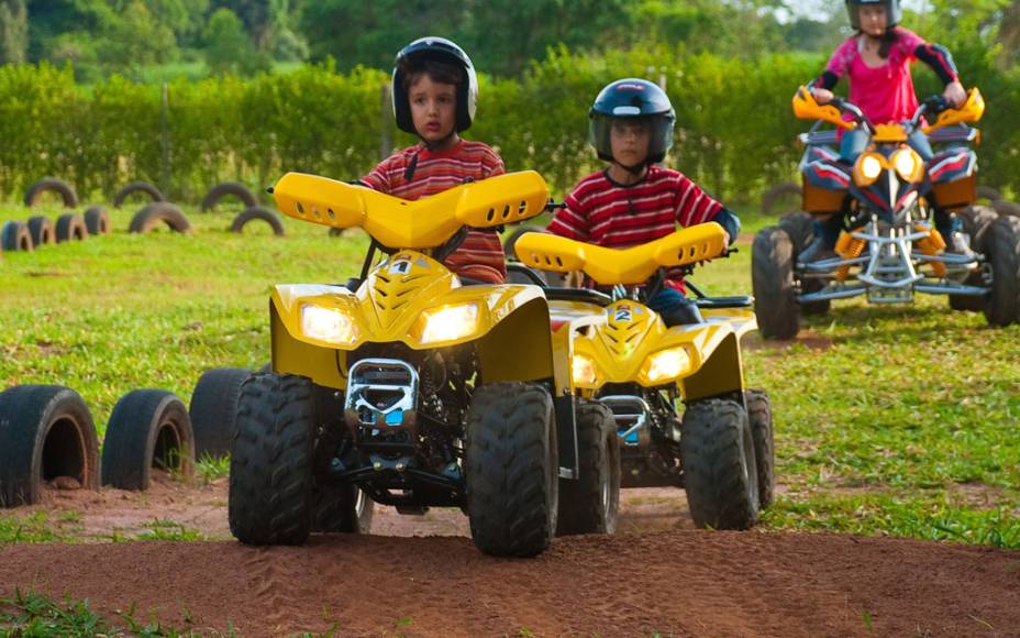 No passeio, os quadriciclos seguem por trilha que passa pela mata e por uma fazenda, ao final, depois de cruzar um rio, há mergulho em uma cachoeira