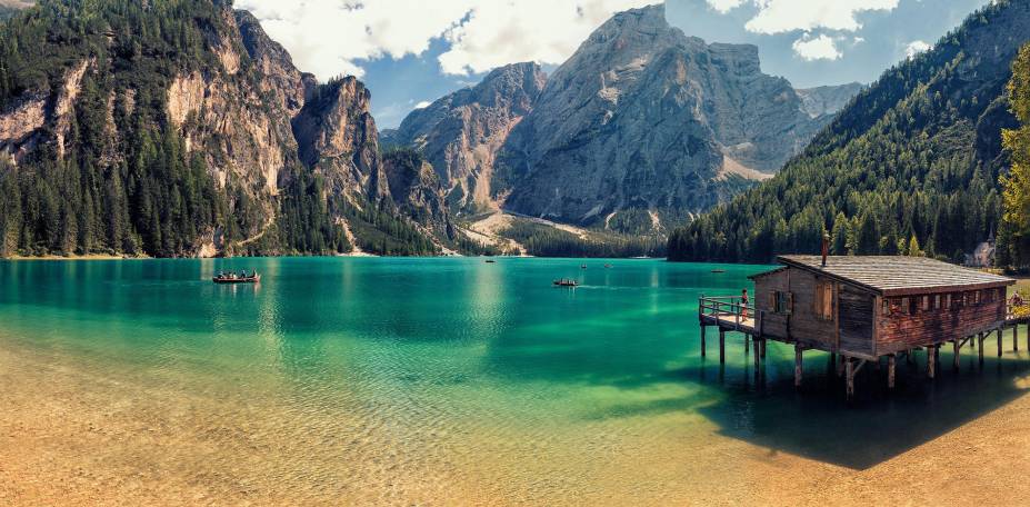 <strong>Lago di Braies - <a href="https://viajeaqui.abril.com.br/paises/italia" rel="Itália " target="_blank">Itália </a></strong>                                                                                                                                                                                                            O lago fica na província autônoma de Bolzano, na pequena cidade de Braies, que é conhecida pelo Vale Braies. O destino é procurado pelas suas águas geladas e cristalinas e toda a paisagem e tranquilidade que o rodeia