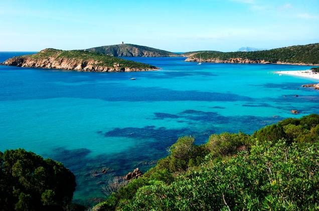 <strong>Spiaggia di Tuerredda</strong> A areia fina e clara e o mar azul clarinho lembram muito o Caribe, mas a praia fica em Teulada. No verão europeu cada centímetro da faixa de areia é disputado pelos milhares de turistas que chegam por lá. Se for em alta temporada, vale a pena chegar cedo. <em><a href="https://www.booking.com/searchresults.en-gb.html?aid=332455&lang=en-gb&sid=eedbe6de09e709d664615ac6f1b39a5d&sb=1&src=searchresults&src_elem=sb&error_url=https%3A%2F%2Fwww.booking.com%2Fsearchresults.en-gb.html%3Faid%3D332455%3Bsid%3Deedbe6de09e709d664615ac6f1b39a5d%3Bcity%3D-130244%3Bclass_interval%3D1%3Bdest_id%3D-129637%3Bdest_type%3Dcity%3Bdtdisc%3D0%3Bfrom_sf%3D1%3Bgroup_adults%3D2%3Bgroup_children%3D0%3Binac%3D0%3Bindex_postcard%3D0%3Blabel_click%3Dundef%3Bno_rooms%3D1%3Boffset%3D0%3Bpostcard%3D0%3Braw_dest_type%3Dcity%3Broom1%3DA%252CA%3Bsb_price_type%3Dtotal%3Bsearch_selected%3D1%3Bsrc%3Dsearchresults%3Bsrc_elem%3Dsb%3Bss%3DSestri%2520Levante%252C%2520%25E2%2580%258BLiguria%252C%2520%25E2%2580%258BItaly%3Bss_all%3D0%3Bss_raw%3DSestri%2520Levante%3Bssb%3Dempty%3Bsshis%3D0%3Bssne_untouched%3DStintino%26%3B&ss=Teulada%2C+%E2%80%8BSardinia%2C+%E2%80%8BItaly&ssne=Sestri+Levante&ssne_untouched=Sestri+Levante&city=-129637&checkin_monthday=&checkin_month=&checkin_year=&checkout_monthday=&checkout_month=&checkout_year=&no_rooms=1&group_adults=2&group_children=0&highlighted_hotels=&from_sf=1&ss_raw=Teuladano&ac_position=0&ac_langcode=en&dest_id=-130729&dest_type=city&place_id_lat=38.96743&place_id_lon=8.77224&search_pageview_id=8a2590a63a1400f7&search_selected=true&search_pageview_id=8a2590a63a1400f7&ac_suggestion_list_length=5&ac_suggestion_theme_list_length=0" target="_blank" rel="noopener">Busque hospedagens em Teulada Booking.com</a></em> <strong>Spiaggia di Tuerredda</strong> A areia fina e clara e o mar azul clarinho lembram muito o Caribe, mas a praia fica em Teulada. No verão europeu cada centímetro da faixa de areia é disputado pelos milhares de turistas que chegam por lá. Se for em alta temporada, vale a pena chegar cedo. <em><a href="https://www.booking.com/searchresults.en-gb.html?aid=332455&lang=en-gb&sid=eedbe6de09e709d664615ac6f1b39a5d&sb=1&src=searchresults&src_elem=sb&error_url=https%3A%2F%2Fwww.booking.com%2Fsearchresults.en-gb.html%3Faid%3D332455%3Bsid%3Deedbe6de09e709d664615ac6f1b39a5d%3Bcity%3D-130244%3Bclass_interval%3D1%3Bdest_id%3D-129637%3Bdest_type%3Dcity%3Bdtdisc%3D0%3Bfrom_sf%3D1%3Bgroup_adults%3D2%3Bgroup_children%3D0%3Binac%3D0%3Bindex_postcard%3D0%3Blabel_click%3Dundef%3Bno_rooms%3D1%3Boffset%3D0%3Bpostcard%3D0%3Braw_dest_type%3Dcity%3Broom1%3DA%252CA%3Bsb_price_type%3Dtotal%3Bsearch_selected%3D1%3Bsrc%3Dsearchresults%3Bsrc_elem%3Dsb%3Bss%3DSestri%2520Levante%252C%2520%25E2%2580%258BLiguria%252C%2520%25E2%2580%258BItaly%3Bss_all%3D0%3Bss_raw%3DSestri%2520Levante%3Bssb%3Dempty%3Bsshis%3D0%3Bssne_untouched%3DStintino%26%3B&ss=Teulada%2C+%E2%80%8BSardinia%2C+%E2%80%8BItaly&ssne=Sestri+Levante&ssne_untouched=Sestri+Levante&city=-129637&checkin_monthday=&checkin_month=&checkin_year=&checkout_monthday=&checkout_month=&checkout_year=&no_rooms=1&group_adults=2&group_children=0&highlighted_hotels=&from_sf=1&ss_raw=Teuladano&ac_position=0&ac_langcode=en&dest_id=-130729&dest_type=city&place_id_lat=38.96743&place_id_lon=8.77224&search_pageview_id=8a2590a63a1400f7&search_selected=true&search_pageview_id=8a2590a63a1400f7&ac_suggestion_list_length=5&ac_suggestion_theme_list_length=0" target="_blank" rel="noopener">Busque hospedagens em Teulada Booking.com</a></em>