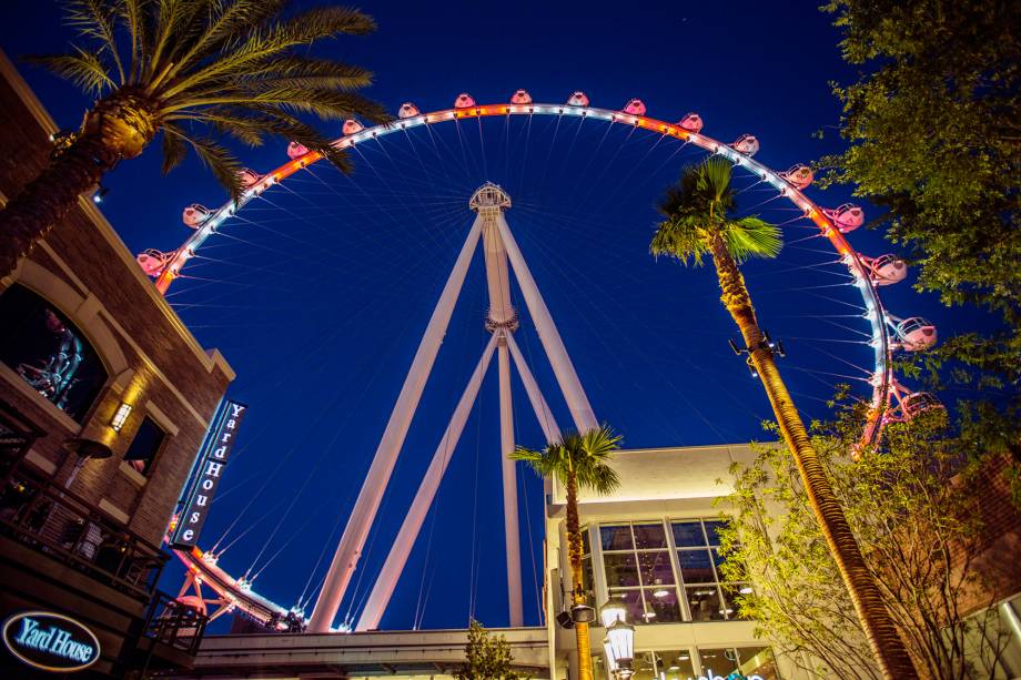 Inaugurada em 2014, a High Roller é quem ocupa atualmente o posto de roda-gigante mais alta do mundo. São 167 metros de altura e 28 gôndolas. Lá de cima, a vista é típica de Las Vegas: montanhas e cassinos iluminados