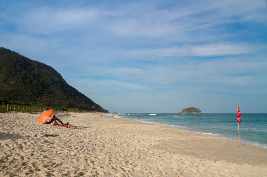 <a href="https://viajeaqui.abril.com.br/estabelecimentos/br-rj-rio-de-janeiro-atracao-praia-de-grumari" rel="Grumari " target="_blank"><strong>Grumari </strong></a> É considerada uma das mais bonitas do Rio por estar localizada em área de preservação ambiental. O canto esquerdo é conhecido como Praia do Abricó e aceita a prática do naturismo <a href="https://viajeaqui.abril.com.br/estabelecimentos/br-rj-rio-de-janeiro-atracao-praia-de-grumari" rel="Grumari " target="_blank"><strong>Grumari </strong></a> É considerada uma das mais bonitas do Rio por estar localizada em área de preservação ambiental. O canto esquerdo é conhecido como Praia do Abricó e aceita a prática do naturismo