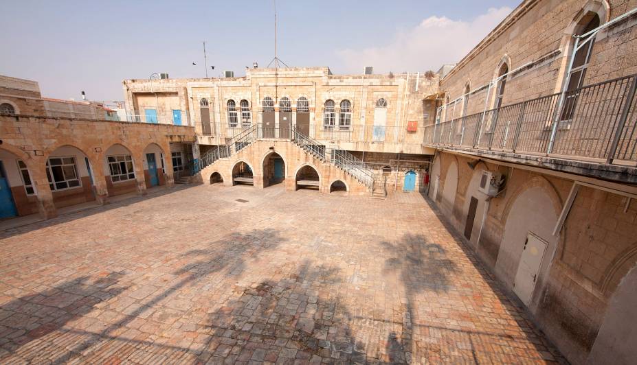 A Via Dolorosa fica na Cidade Antiga de Jerusalém