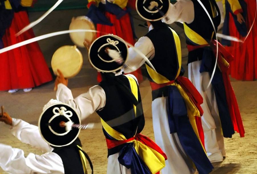 Performance de percussionistas samul nori Performance de percussionistas samul nori