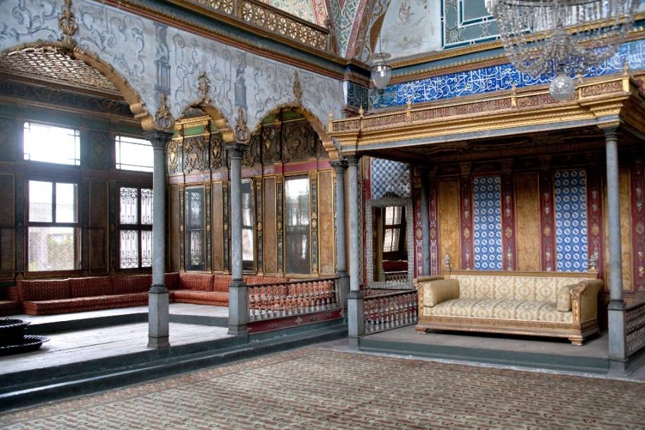 No interior do Palácio Topkapi, um dos cômodos mais impressionantes é a Sala do sultão, onde ali ficava o seu harém No interior do Palácio Topkapi, um dos cômodos mais impressionantes é a Sala do sultão, onde ali ficava o seu harém