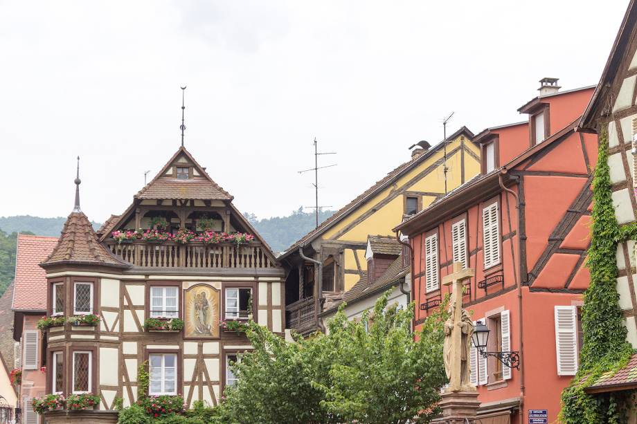 É uma das mais tradicionais paradas da Rotas dos Vinhos. O estilo da cidade é claramente ligado às vizinhas regionais <a href="https://viajeaqui.abril.com.br/paises/alemanha" target="_blank">Alemanha</a> e <a href="https://viajeaqui.abril.com.br/paises/suica" target="_blank">Suíça</a>. Não deixe de provar os vinhos locais