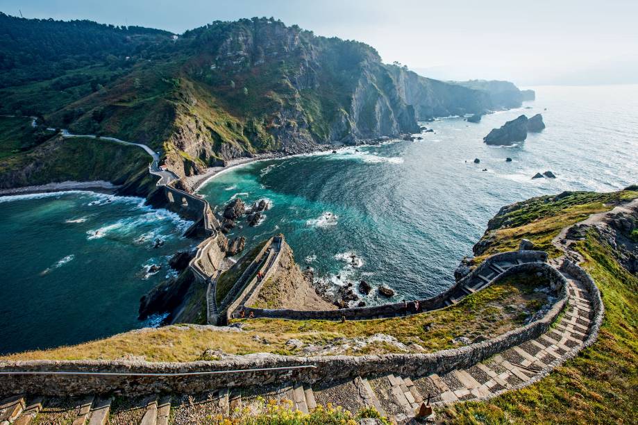 Datado do século 10, o caminho que liga a Ilha de Gaztelugatxe ao continente, na costa basca da <a href="https://preprod.viagemeturismo.abril.com.br/paises/espanha/">Espanha</a>, é formado por um complexo de rampas e degraus esculpidos em pura pedra. Obra dos cavaleiros templários que, no topo da ilha, ergueram uma igreja dedicada a São João Batista.