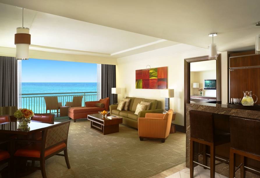 <a href="https://designertours.com.br/" rel="DESIGNER TOURS"><strong>DESIGNER TOURS</strong></a><strong>O que ela faz por você:</strong> Vende pacotes em hotéis de luxo nas ilhas mais mainstream. <strong>Pacotes:</strong> Em <a href="https://viajeaqui.abril.com.br/paises/curacao" rel="Curaçao">Curaçao</a>, as sete noites no <a href="https://www.baoase.com/" rel="Baoase" target="_blank">Baoase</a>, que tem restaurante e piscina de frente para uma praia privativa, saem desde US$ 2 940. Nas <a href="https://viajeaqui.abril.com.br/paises/bahamas" rel="Bahamas">Bahamas</a>, o pacote reserva sete noites no megarresort <a href="https://viajeaqui.abril.com.br/estabelecimentos/bahamas-nassau-hospedagem-atlantis-paradise-island" rel="Atlantis">Atlantis</a>, na área The Cove do hotel (a mais reservada), onde as suítes são mais luxuosas e a piscina e o beach club só recebem adultos. Desde US$ 2 353.
