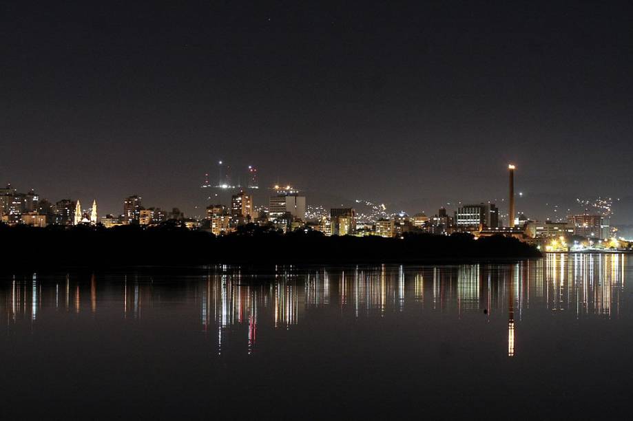 A cidade de Porto Alegre, no Rio Grande do Sul,  vista da Ilha da Pintada