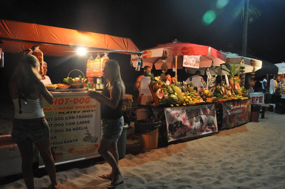 Nas areias da Segunda Praia, acontecem os luaus com DJs e música variada