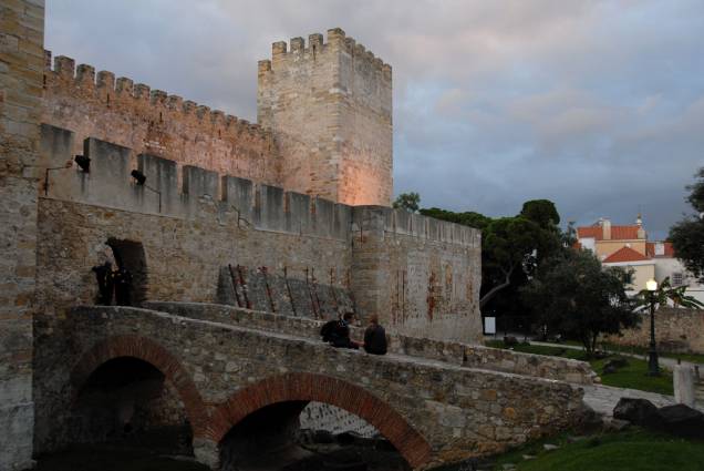 Fundado pelos muçulmanos no século 10, o Castelo de São Jorge fica na colina mais alta de Lisboa. Das suas muralhas tem-se uma das melhores vistas do centro histórico e do Rio Tejo Fundado pelos muçulmanos no século 10, o Castelo de São Jorge fica na colina mais alta de Lisboa. Das suas muralhas tem-se uma das melhores vistas do centro histórico e do Rio Tejo