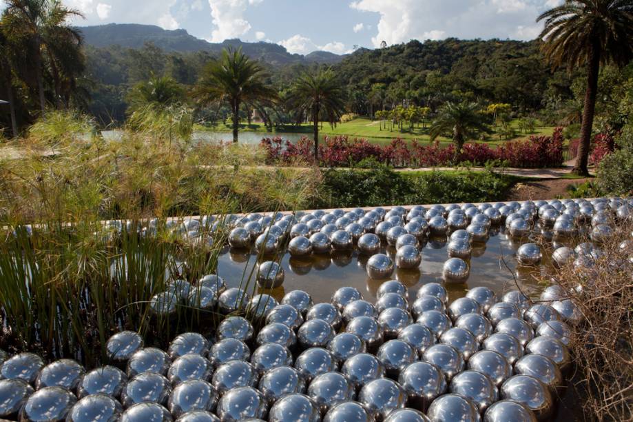 "Narcissus Garden Inhotim", obra da japonesa Yoyoi Kusana "Narcissus Garden Inhotim", obra da japonesa Yoyoi Kusana