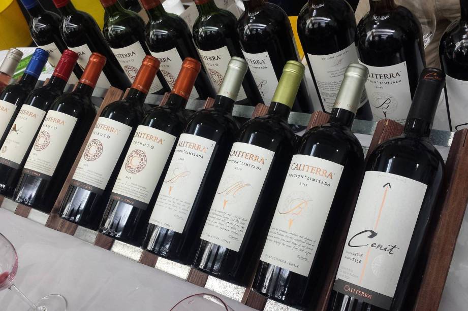 Tomar com frequência cervejas de R$ 15, R$ 20, R$ 25 e vinhos na casa dos R$ 50 não vai ajudar ninguém a viajar, a não ser nas ideias. Não precisa descer até a Crystal nem tomar Almadén, basta ficar nas lager de garrafa verde, achar uns alentejanos em promoção e, de vez em quando, ir a nocaute com uma Faxe 10%. Duas IPAs gringas e um chileno reserva a menos por mês, ao final do ano você terá economizado <strong>R$ 1 000</strong> Tomar com frequência cervejas de R$ 15, R$ 20, R$ 25 e vinhos na casa dos R$ 50 não vai ajudar ninguém a viajar, a não ser nas ideias. Não precisa descer até a Crystal nem tomar Almadén, basta ficar nas lager de garrafa verde, achar uns alentejanos em promoção e, de vez em quando, ir a nocaute com uma Faxe 10%. Duas IPAs gringas e um chileno reserva a menos por mês, ao final do ano você terá economizado <strong>R$ 1 000</strong>