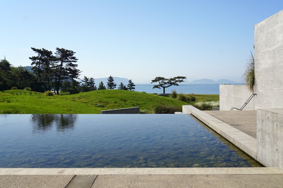 Edifício "Park", da Benesse House. Suas formas e espaços foram projetados para se mesclar com a ilha e estimular a contemplação da natureza ao redor e das obras em seu interior