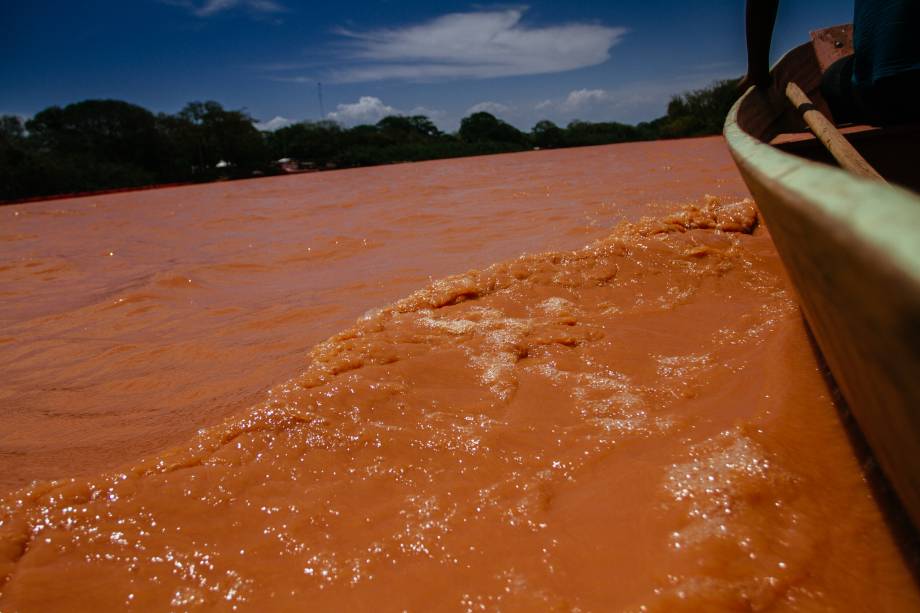 Das fontes da cidade, saem filetes de água fresca