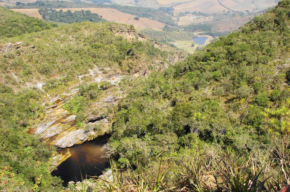Os visitantes do <a href="https://viajeaqui.abril.com.br/estabelecimentos/br-mg-conceicao-do-ibitipoca-atracao-parque-estadual-do-ibitipoca" rel="Parque Estadual do Ibitipoca" target="_blank">Parque Estadual do Ibitipoca</a> podem fazer três circuitos. Um deles liga o parque de norte a sul e leva à Cachoeira Janela do Céu. A trilha tem cerca de 7 horas de duração, contando com ida e volta