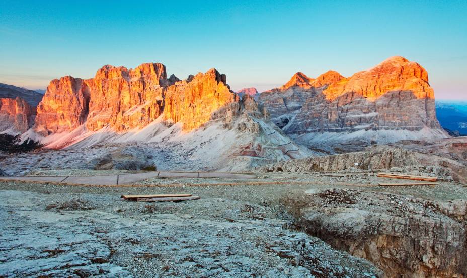 No pôr do sol, é possível vislumbrar os paredões cobertos do tom sépia dos últimos raios solares em Cortina DAmpezzo