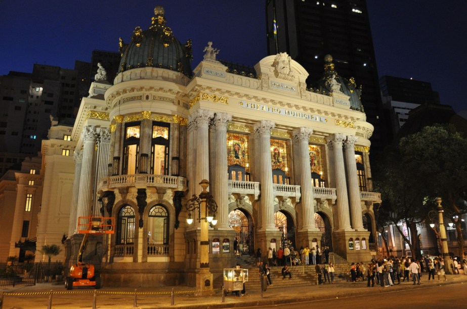 <strong><a href="https://www.theatromunicipal.rj.gov.br/" target="_blank" rel="noopener">Theatro Municipal do Rio de Janeiro</a>, <a href="https://viajeaqui.abril.com.br/cidades/br-rj-rio-de-janeiro" target="_blank" rel="noopener">Rio de Janeiro</a>, Brasil</strong> Idealizado a partir da junção dos projetos do engenheiro Francisco de Oliveira Passos e do arquiteto francês Albert Guilbert, inspirados pela Ópera de Paris, o teatro carioca tinha por objetivo ser o melhor palco do Brasil. Inagurado em 14 de julho de 1909, passou por várias reformas no decorrer dos anos para atender ao aumento do público. A última foi realizada em 2010 em comemoração de seus 101 anos. Neste mesmo ano, o boulevard passou a abrigar a estátua do Maestro Antônio Carlos Gomes, autor da ópera <em>O Guarani</em>