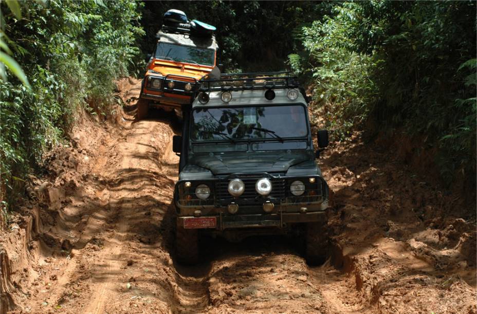 Land Rover na estrada de acesso à <strong>Praia de Castelhanos</strong>, que mantém-se preservada por causa do difícil acesso