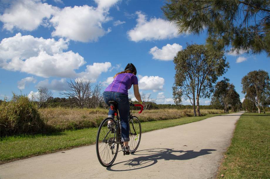A paisagem de glúteos e bíceps torneados em equipamentos hi-tech, à custa de muito suor e ácido lático, é a visão do paraíso para muita gente. Mas há músculos igualmente trabalhados lá fora, em parques e ciclovias para você correr, pedalar e fazer um funcional. Em um ano, descontados os Gatorades, ainda sobram pelo menos <strong>R$ 2 400</strong> A paisagem de glúteos e bíceps torneados em equipamentos hi-tech, à custa de muito suor e ácido lático, é a visão do paraíso para muita gente. Mas há músculos igualmente trabalhados lá fora, em parques e ciclovias para você correr, pedalar e fazer um funcional. Em um ano, descontados os Gatorades, ainda sobram pelo menos <strong>R$ 2 400</strong>