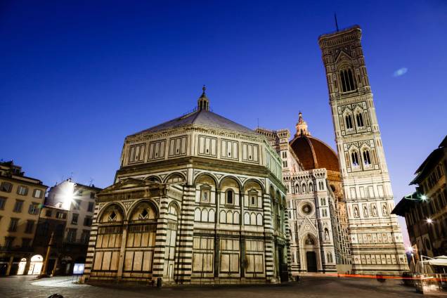 O conjunto formado por <strong>batistério, catedral e campanilha</strong> é uma clássica formação da arquitetura cristã que antecedeu o barroco, como pode ser visto em Pisa e Florença (foto) O conjunto formado por <strong>batistério, catedral e campanilha</strong> é uma clássica formação da arquitetura cristã que antecedeu o barroco, como pode ser visto em Pisa e Florença (foto)
