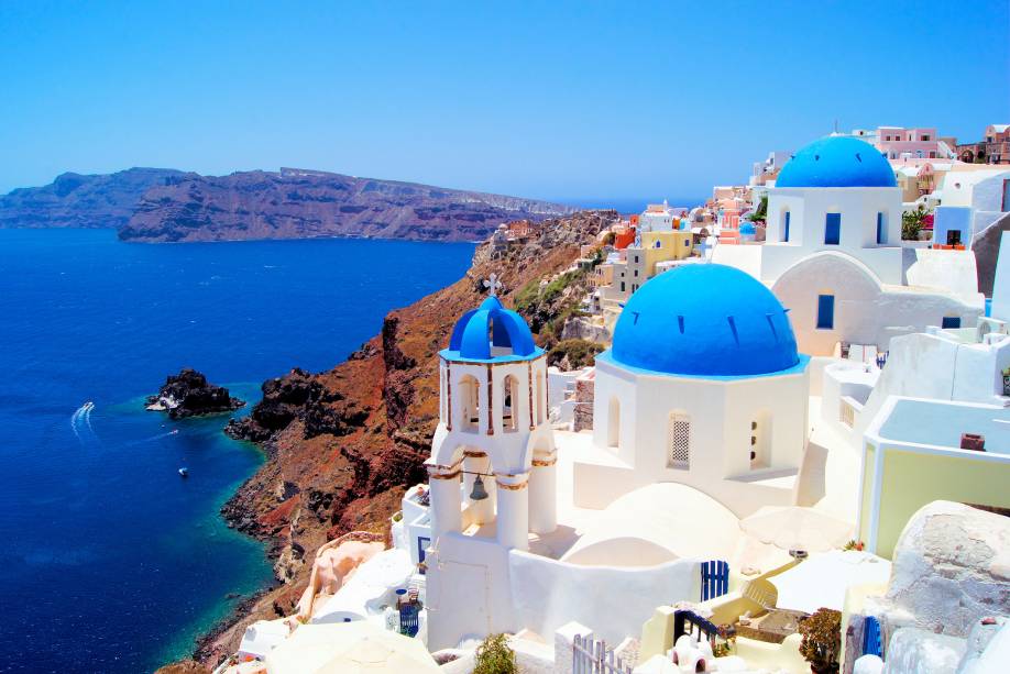 <strong><a href="https://viajeaqui.abril.com.br/cidades/grecia-santorini" rel="Santorini" target="_self">Santorini</a>, <a href="https://viajeaqui.abril.com.br/paises/grecia" rel="Grécia" target="_self">Grécia</a> </strong>                Entre os grandes destinos de lua de mel, Santorini encanta com seus cenários românticos, dentro de um formato de meia-lua. Pela região vulcânica, que alguns dizem ter inspirado a lenda de Atlândida, há algumas boas vinícolas, de onde se pode fazer degustação                <em><a href="https://www.booking.com/region/gr/santorini.pt-br.html?sid=5b28d827ef00573fdd3b49a282e323ef;dcid=1?aid=332455&label=viagemabril-as-mais-belas-praias-do-mediterraneo" rel="Veja preços de hotéis em Santorini no Booking.com" target="_blank">Veja preços de hotéis em Santorini no Booking.com</a></em>