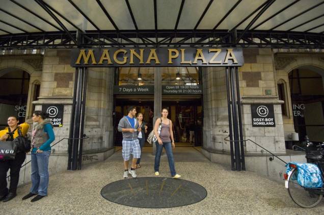Shopping Center Magna Plaza, no centro de Amsterdã Shopping Center Magna Plaza, no centro de Amsterdã