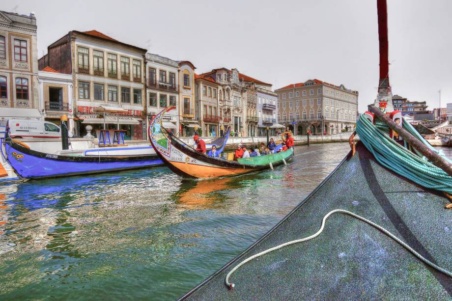 <strong>Aveiro – <a href="https://viajeaqui.abril.com.br/paises/portugal" target="_blank" rel="noopener">Portugal </a></strong> Os moliceiros, barquinhos semelhantes a gôndolas, típicos da região de Aveiro, fazem que o destino seja considerado a Veneza portuguesa. A Ria de Aveiro com seus barcos coloridos são o principal símbolo da cidade junto com os divinos “ovos moles” de Aveiro. <a href="https://www.booking.com/city/pt/aveiro.pt-br.html?aid=332455&label=viagemabril-venezasdomundo" target="_blank" rel="noopener"><em>Busque hospedagens em Aveiro no booking.com</em></a> <strong>Aveiro – <a href="https://viajeaqui.abril.com.br/paises/portugal" target="_blank" rel="noopener">Portugal </a></strong> Os moliceiros, barquinhos semelhantes a gôndolas, típicos da região de Aveiro, fazem que o destino seja considerado a Veneza portuguesa. A Ria de Aveiro com seus barcos coloridos são o principal símbolo da cidade junto com os divinos “ovos moles” de Aveiro. <a href="https://www.booking.com/city/pt/aveiro.pt-br.html?aid=332455&label=viagemabril-venezasdomundo" target="_blank" rel="noopener"><em>Busque hospedagens em Aveiro no booking.com</em></a>