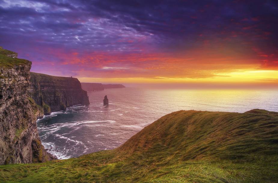 As Falésias de Moher beiram o oceano com penhascos que encantam turistas do mundo todo. A paisagem é tão surreal que foi utilizada como cenário para o filme "Harry Potter" e já esteve entre as 7 Maravilhas do Mundo    <strong>+ <a href="https://viajeaqui.abril.com.br/materias/fotos-10-falesias-impressionantes-pelo-mundo" rel="10 falésias impressionantes pelo mundo" target="_blank">Fotos: 10 falésias impressionantes pelo mundo</a></strong>