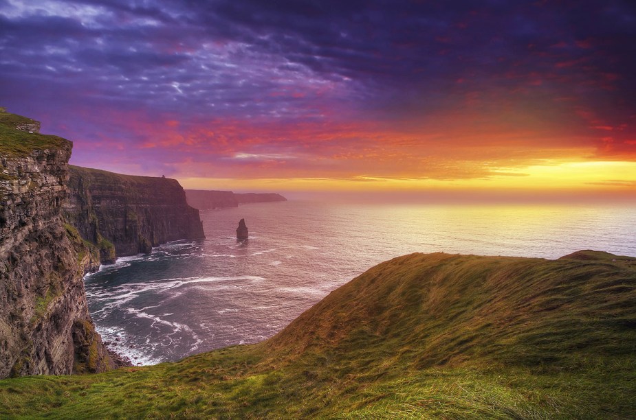 <strong>Cliffs of Moher, <a href="https://viajeaqui.abril.com.br/paises/irlanda" target="_blank" rel="noopener">Irlanda</a></strong> O caminho liga <a href="https://viajeaqui.abril.com.br/cidades/irlanda-dublin" target="_blank" rel="noopener">Dublin</a> a Galway, beirando o oceano com falésias que encantam turistas do mundo todo, tanto que foi utilizado como cenário para o filme Harry Potter e já esteve entre as Sete Maravilhas do Mundo. A trilha pode ser percorrida por ciclistas com níveis de experiência variados, porém, é preciso ter cautela com o terreno escorregadio e trechos que possuem apenas 40 centímetros de largura. O ponto mais alto do percurso de 8 quilômetros tem cerca de 200 metros.