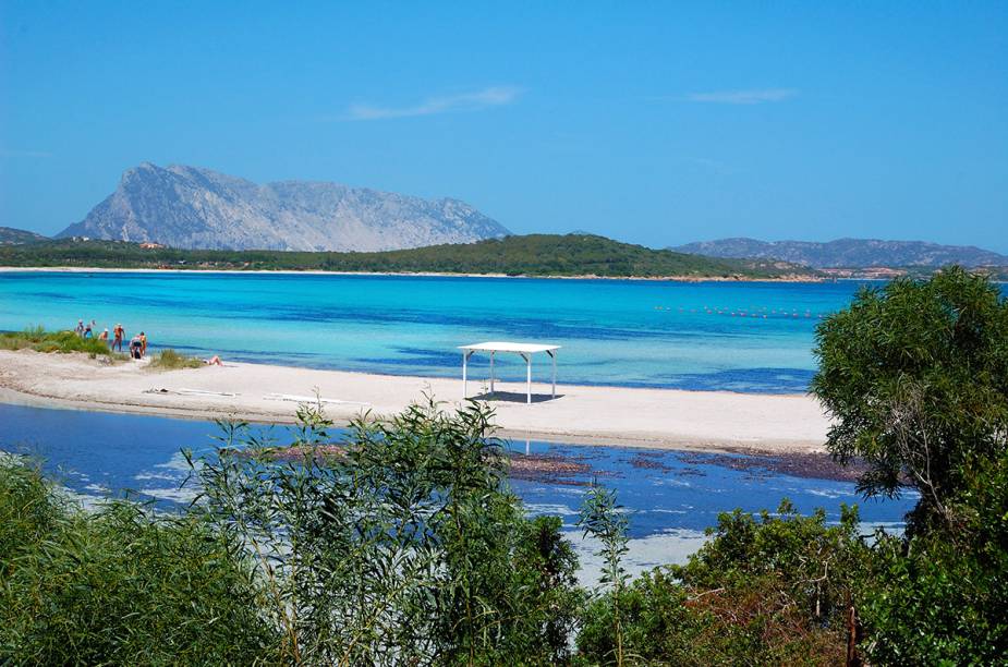 <strong>Lu Impostu</strong> Próxima ao vilarejo de San Teodoro, a areia branca e fina harmoniza com a tranquilidade das águas claras. É possível alugar caiaques. As condições para mergulho livre (ou amador) são ótimas. <em><a href="https://www.booking.com/searchresults.en-gb.html?aid=332455&lang=en-gb&sid=eedbe6de09e709d664615ac6f1b39a5d&sb=1&src=searchresults&src_elem=sb&error_url=https%3A%2F%2Fwww.booking.com%2Fsearchresults.en-gb.html%3Faid%3D332455%3Bsid%3Deedbe6de09e709d664615ac6f1b39a5d%3Bcity%3D-117329%3Bclass_interval%3D1%3Bdest_id%3D-128948%3Bdest_type%3Dcity%3Bdtdisc%3D0%3Bfrom_sf%3D1%3Bgroup_adults%3D2%3Bgroup_children%3D0%3Binac%3D0%3Bindex_postcard%3D0%3Blabel_click%3Dundef%3Bno_rooms%3D1%3Boffset%3D0%3Bpostcard%3D0%3Braw_dest_type%3Dcity%3Broom1%3DA%252CA%3Bsb_price_type%3Dtotal%3Bsearch_selected%3D1%3Bsrc%3Dsearchresults%3Bsrc_elem%3Dsb%3Bss%3DSan%2520Vito%2520lo%2520Capo%252C%2520%25E2%2580%258BSicily%252C%2520%25E2%2580%258BItaly%3Bss_all%3D0%3Bss_raw%3DSan%2520Vito%2520Lo%2520Capo%3Bssb%3Dempty%3Bsshis%3D0%3Bssne_untouched%3DFavignana%26%3B&ss=San+Teodoro%2C+%E2%80%8BSardinia%2C+%E2%80%8BItaly&ssne=San+Vito+lo+Capo&ssne_untouched=San+Vito+lo+Capo&city=-128948&checkin_monthday=&checkin_month=&checkin_year=&checkout_monthday=&checkout_month=&checkout_year=&no_rooms=1&group_adults=2&group_children=0&highlighted_hotels=&from_sf=1&ss_raw=San+Teodoro&ac_position=0&ac_langcode=en&dest_id=-128764&dest_type=city&place_id_lat=40.77276&place_id_lon=9.669541&search_pageview_id=e9d690eb574a017b&search_selected=true&search_pageview_id=e9d690eb574a017b&ac_suggestion_list_length=5&ac_suggestion_theme_list_length=0" target="_blank" rel="noopener">Busque hospedagens em San Teodoro no Booking.com</a></em>