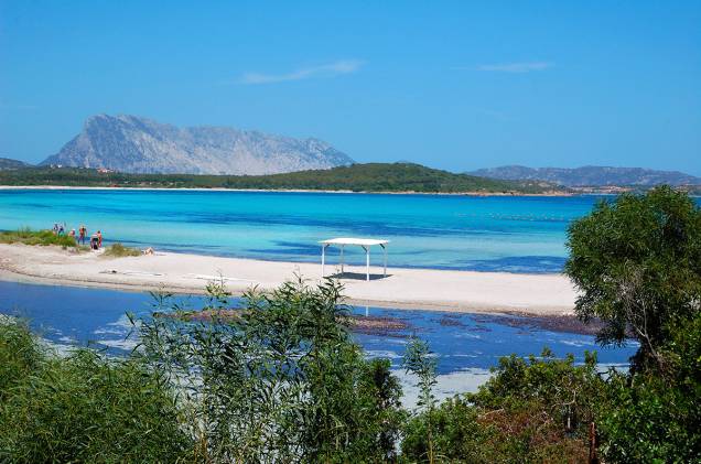 <strong>Lu Impostu</strong> Próxima ao vilarejo de San Teodoro, a areia branca e fina harmoniza com a tranquilidade das águas claras. É possível alugar caiaques. As condições para mergulho livre (ou amador) são ótimas. <em><a href="https://www.booking.com/searchresults.en-gb.html?aid=332455&lang=en-gb&sid=eedbe6de09e709d664615ac6f1b39a5d&sb=1&src=searchresults&src_elem=sb&error_url=https%3A%2F%2Fwww.booking.com%2Fsearchresults.en-gb.html%3Faid%3D332455%3Bsid%3Deedbe6de09e709d664615ac6f1b39a5d%3Bcity%3D-117329%3Bclass_interval%3D1%3Bdest_id%3D-128948%3Bdest_type%3Dcity%3Bdtdisc%3D0%3Bfrom_sf%3D1%3Bgroup_adults%3D2%3Bgroup_children%3D0%3Binac%3D0%3Bindex_postcard%3D0%3Blabel_click%3Dundef%3Bno_rooms%3D1%3Boffset%3D0%3Bpostcard%3D0%3Braw_dest_type%3Dcity%3Broom1%3DA%252CA%3Bsb_price_type%3Dtotal%3Bsearch_selected%3D1%3Bsrc%3Dsearchresults%3Bsrc_elem%3Dsb%3Bss%3DSan%2520Vito%2520lo%2520Capo%252C%2520%25E2%2580%258BSicily%252C%2520%25E2%2580%258BItaly%3Bss_all%3D0%3Bss_raw%3DSan%2520Vito%2520Lo%2520Capo%3Bssb%3Dempty%3Bsshis%3D0%3Bssne_untouched%3DFavignana%26%3B&ss=San+Teodoro%2C+%E2%80%8BSardinia%2C+%E2%80%8BItaly&ssne=San+Vito+lo+Capo&ssne_untouched=San+Vito+lo+Capo&city=-128948&checkin_monthday=&checkin_month=&checkin_year=&checkout_monthday=&checkout_month=&checkout_year=&no_rooms=1&group_adults=2&group_children=0&highlighted_hotels=&from_sf=1&ss_raw=San+Teodoro&ac_position=0&ac_langcode=en&dest_id=-128764&dest_type=city&place_id_lat=40.77276&place_id_lon=9.669541&search_pageview_id=e9d690eb574a017b&search_selected=true&search_pageview_id=e9d690eb574a017b&ac_suggestion_list_length=5&ac_suggestion_theme_list_length=0" target="_blank" rel="noopener">Busque hospedagens em San Teodoro no Booking.com</a></em> <strong>Lu Impostu</strong> Próxima ao vilarejo de San Teodoro, a areia branca e fina harmoniza com a tranquilidade das águas claras. É possível alugar caiaques. As condições para mergulho livre (ou amador) são ótimas. <em><a href="https://www.booking.com/searchresults.en-gb.html?aid=332455&lang=en-gb&sid=eedbe6de09e709d664615ac6f1b39a5d&sb=1&src=searchresults&src_elem=sb&error_url=https%3A%2F%2Fwww.booking.com%2Fsearchresults.en-gb.html%3Faid%3D332455%3Bsid%3Deedbe6de09e709d664615ac6f1b39a5d%3Bcity%3D-117329%3Bclass_interval%3D1%3Bdest_id%3D-128948%3Bdest_type%3Dcity%3Bdtdisc%3D0%3Bfrom_sf%3D1%3Bgroup_adults%3D2%3Bgroup_children%3D0%3Binac%3D0%3Bindex_postcard%3D0%3Blabel_click%3Dundef%3Bno_rooms%3D1%3Boffset%3D0%3Bpostcard%3D0%3Braw_dest_type%3Dcity%3Broom1%3DA%252CA%3Bsb_price_type%3Dtotal%3Bsearch_selected%3D1%3Bsrc%3Dsearchresults%3Bsrc_elem%3Dsb%3Bss%3DSan%2520Vito%2520lo%2520Capo%252C%2520%25E2%2580%258BSicily%252C%2520%25E2%2580%258BItaly%3Bss_all%3D0%3Bss_raw%3DSan%2520Vito%2520Lo%2520Capo%3Bssb%3Dempty%3Bsshis%3D0%3Bssne_untouched%3DFavignana%26%3B&ss=San+Teodoro%2C+%E2%80%8BSardinia%2C+%E2%80%8BItaly&ssne=San+Vito+lo+Capo&ssne_untouched=San+Vito+lo+Capo&city=-128948&checkin_monthday=&checkin_month=&checkin_year=&checkout_monthday=&checkout_month=&checkout_year=&no_rooms=1&group_adults=2&group_children=0&highlighted_hotels=&from_sf=1&ss_raw=San+Teodoro&ac_position=0&ac_langcode=en&dest_id=-128764&dest_type=city&place_id_lat=40.77276&place_id_lon=9.669541&search_pageview_id=e9d690eb574a017b&search_selected=true&search_pageview_id=e9d690eb574a017b&ac_suggestion_list_length=5&ac_suggestion_theme_list_length=0" target="_blank" rel="noopener">Busque hospedagens em San Teodoro no Booking.com</a></em>