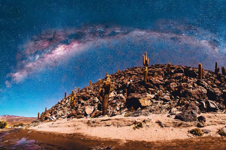 O <a href="https://viajeaqui.abril.com.br/materias/passeios-deserto-do-atacama-no-chile" target="_blank">Deserto do Atacama</a> costumava ser lembrado como o mais seco e mais alto do planeta – e por sua paisagem lisérgica de lagunas altiplânicas, piscinas térmicas, gêiseres, cânions. De uns tempos pra cá, o cenário esplendoroso no norte do <a href="https://viajeaqui.abril.com.br/paises/chile" target="_blank">Chile</a> virou também epicentro do astroturismo, a arte de espiar estrelas, cometas, planetas. De forma geral, é só levantar os olhos pra ver um céu deste da foto (tirada no Cânion Guatin). Mas quem quiser profissionalizar um pouco a experiência pode marcar visitas a vários observatórios prestigiosos. Entre eles o Alma, o mais poderoso complexo de telescópios do mundo. Os respeitados observatórios Tololo, La Silla e Paranal também agendam tours O <a href="https://viajeaqui.abril.com.br/materias/passeios-deserto-do-atacama-no-chile" target="_blank">Deserto do Atacama</a> costumava ser lembrado como o mais seco e mais alto do planeta – e por sua paisagem lisérgica de lagunas altiplânicas, piscinas térmicas, gêiseres, cânions. De uns tempos pra cá, o cenário esplendoroso no norte do <a href="https://viajeaqui.abril.com.br/paises/chile" target="_blank">Chile</a> virou também epicentro do astroturismo, a arte de espiar estrelas, cometas, planetas. De forma geral, é só levantar os olhos pra ver um céu deste da foto (tirada no Cânion Guatin). Mas quem quiser profissionalizar um pouco a experiência pode marcar visitas a vários observatórios prestigiosos. Entre eles o Alma, o mais poderoso complexo de telescópios do mundo. Os respeitados observatórios Tololo, La Silla e Paranal também agendam tours