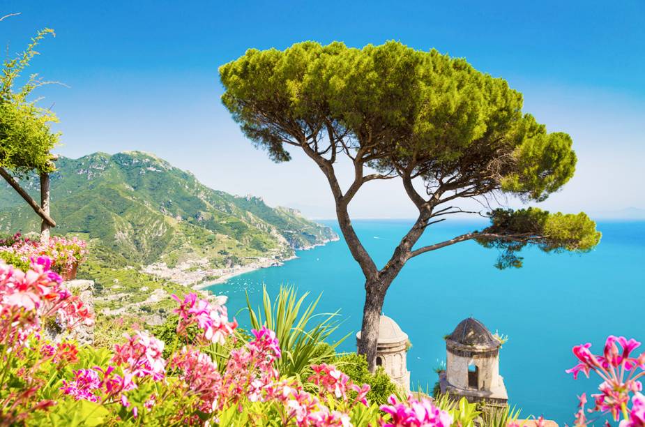 <a href="https://viajeaqui.abril.com.br/cidades/italia-ravello" target="_blank" rel="noopener"><strong>Ravello </strong></a> As praias, como todas da Costa Amalfitana, são deslumbrantes. Mas o que chama mesmo a atenção em Ravello são os jardins, um dos cartões-postais da Costa Amalfitana. Há quem diga que a vista de Ravello está entre as mais lindas do mundo, imbatível. A cidade tem ótima estrutura para turismo, mas é possível fazer um “bate-volta” de Amalfi. <em><a href="https://www.booking.com/searchresults.en-gb.html?aid=332455&lang=en-gb&sid=eedbe6de09e709d664615ac6f1b39a5d&sb=1&src=searchresults&src_elem=sb&error_url=https%3A%2F%2Fwww.booking.com%2Fsearchresults.en-gb.html%3Faid%3D332455%3Bsid%3Deedbe6de09e709d664615ac6f1b39a5d%3Bcity%3D-125592%3Bclass_interval%3D1%3Bdest_id%3D1681%3Bdest_type%3Dregion%3Bdtdisc%3D0%3Bfrom_sf%3D1%3Bgroup_adults%3D2%3Bgroup_children%3D0%3Binac%3D0%3Bindex_postcard%3D0%3Blabel_click%3Dundef%3Bno_rooms%3D1%3Boffset%3D0%3Bpostcard%3D0%3Braw_dest_type%3Dregion%3Broom1%3DA%252CA%3Bsb_price_type%3Dtotal%3Bsearch_selected%3D1%3Bsrc%3Dsearchresults%3Bsrc_elem%3Dsb%3Bss%3DAmalfi%2520Coast%252C%2520%25E2%2580%258BItaly%3Bss_all%3D0%3Bss_raw%3DAmalfi%3Bssb%3Dempty%3Bsshis%3D0%3Bssne_untouched%3DPositano%26%3B&ss=Ravello%2C+%E2%80%8BCampania%2C+%E2%80%8BItaly&ssne=Amalfi+Coast&ssne_untouched=Amalfi+Coast&checkin_monthday=&checkin_month=&checkin_year=&checkout_monthday=&checkout_month=&checkout_year=&no_rooms=1&group_adults=2&group_children=0&highlighted_hotels=&from_sf=1&ss_raw=Ravello&ac_position=0&ac_langcode=en&dest_id=-126145&dest_type=city&place_id_lat=40.64966&place_id_lon=14.61228&search_pageview_id=32b9914c1e470129&search_selected=true&search_pageview_id=32b9914c1e470129&ac_suggestion_list_length=5&ac_suggestion_theme_list_length=0" target="_blank" rel="noopener">Busque hospedagens em Ravello no Booking.com</a></em>