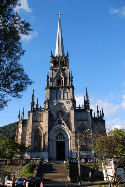 A maior atração da <a href="https://viajeaqui.abril.com.br/estabelecimentos/br-rj-petropolis-atracao-catedral-de-sao-pedro-de-alcantara" rel="Catedral de São Pedro de Alcântara" target="_blank">Catedral de São Pedro de Alcântara</a>, em Petrópolis (RJ) é o Mausoléu Imperial. Sobre as lápides de Dom Pedro II e Princesa Isabel, há esculturas em tamanho real dos nobres do Império