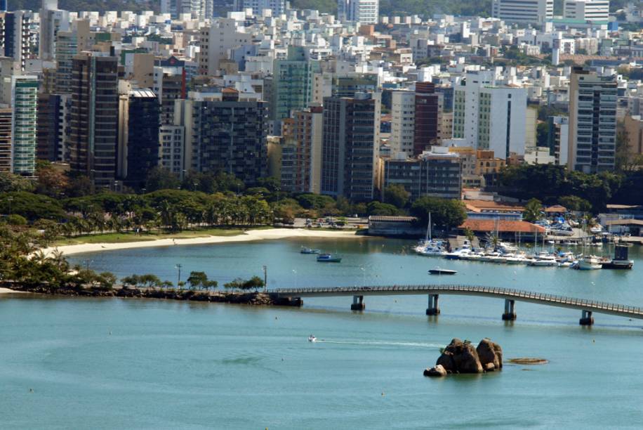 Repleta de lojas, galerias, cafés, bares e restaurantes, o entorno da Praia do Canto é uma área moderna da cidade