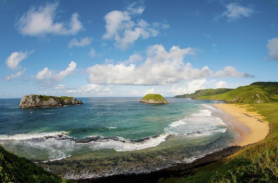 Em Fernando de Noronha, além das paisagens surreais, tartarugas gigantes, cardumes coloridos e golfinhos enchem os olhos de quem passa pelo destino. Baía do Sancho, Baía dos Porcos e Praia do Leão estão entre as mais bonitas do Brasil. <a href="https://www.booking.com/searchresults.pt-br.html?aid=332455&lang=pt-br&sid=eedbe6de09e709d664615ac6f1b39a5d&sb=1&src=searchresults&src_elem=sb&error_url=https%3A%2F%2Fwww.booking.com%2Fsearchresults.pt-br.html%3Faid%3D332455%3Bsid%3Deedbe6de09e709d664615ac6f1b39a5d%3Bcity%3D-662356%3Bclass_interval%3D1%3Bdest_id%3D-635604%3Bdest_type%3Dcity%3Bdtdisc%3D0%3Bfrom_sf%3D1%3Bgroup_adults%3D2%3Bgroup_children%3D0%3Binac%3D0%3Bindex_postcard%3D0%3Blabel_click%3Dundef%3Bno_rooms%3D1%3Boffset%3D0%3Bpostcard%3D0%3Braw_dest_type%3Dcity%3Broom1%3DA%252CA%3Bsb_price_type%3Dtotal%3Bsearch_selected%3D1%3Bsrc%3Dsearchresults%3Bsrc_elem%3Dsb%3Bss%3DCaravelas%252C%2520%25E2%2580%258BBahia%252C%2520%25E2%2580%258BBrazil%3Bss_all%3D0%3Bss_raw%3DCaravelas%252C%2520Bahia%3Bssb%3Dempty%3Bsshis%3D0%3Bssne_untouched%3DPiren%25C3%25B3polis%26%3B&ss=Fernando+de+Noronha%2C+%E2%80%8BPernambuco%2C+%E2%80%8BBrasil&ssne=Caravellas&ssne_untouched=Caravellas&city=-635604&checkin_monthday=&checkin_month=&checkin_year=&checkout_monthday=&checkout_month=&checkout_year=&no_rooms=1&group_adults=2&group_children=0&highlighted_hotels=&from_sf=1&ss_raw=Fernando+de+Noronha+&ac_position=0&ac_langcode=xb&dest_id=900048482&dest_type=city&search_pageview_id=0f8b708a406e017d&search_selected=true&search_pageview_id=0f8b708a406e017d&ac_suggestion_list_length=5&ac_suggestion_theme_list_length=0" target="_blank" rel="noopener"><em>Busque hospedagens em Fernando de Noronha</em></a>